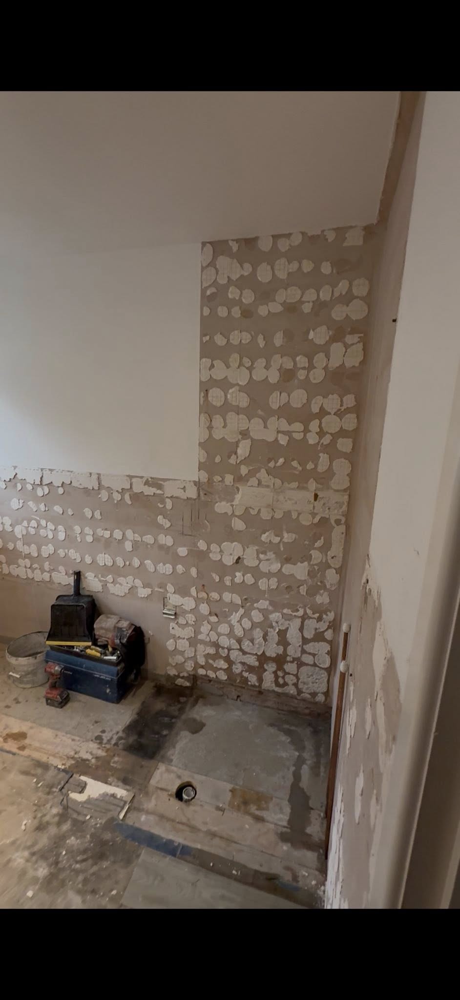 Before photo of the dated bathroom in Blossom Glen