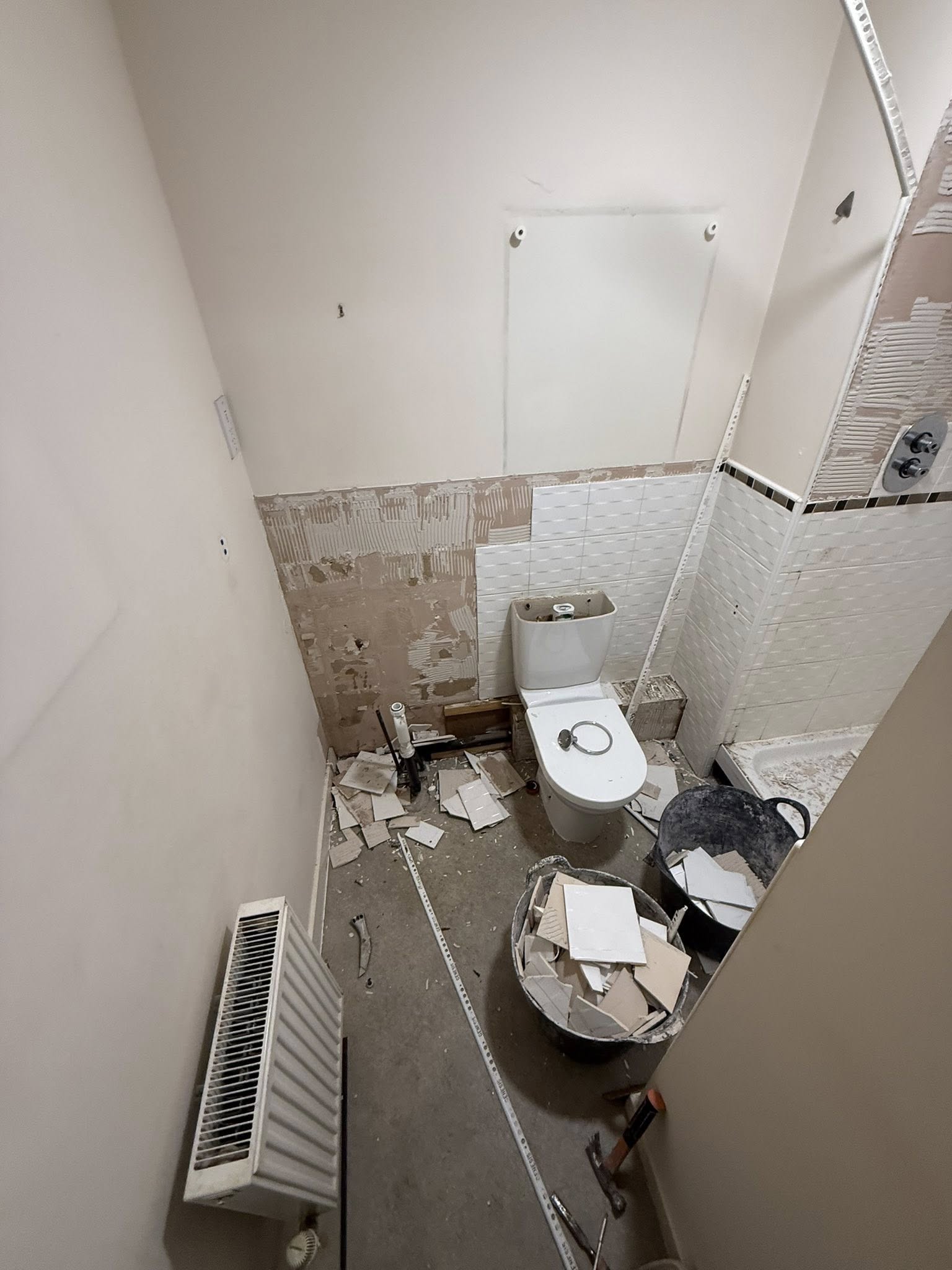 Before view of the old en-suite bathroom