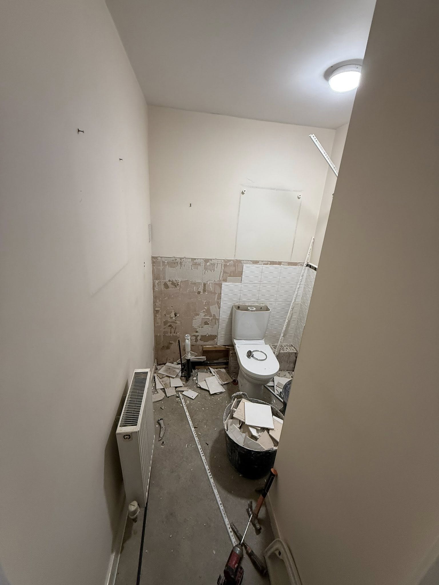 Second before view of the old en-suite bathroom